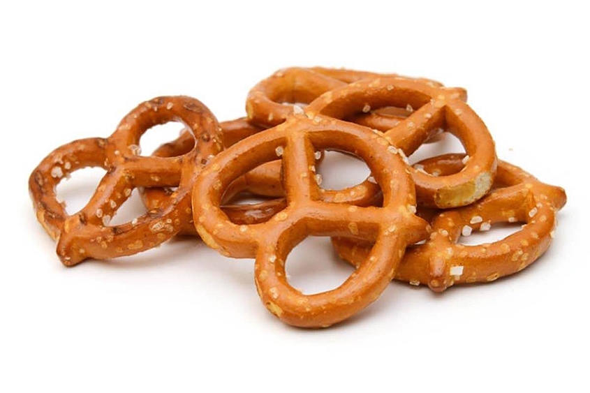 kleine, noch nicht verpackte Brezeln übereinandergelegt