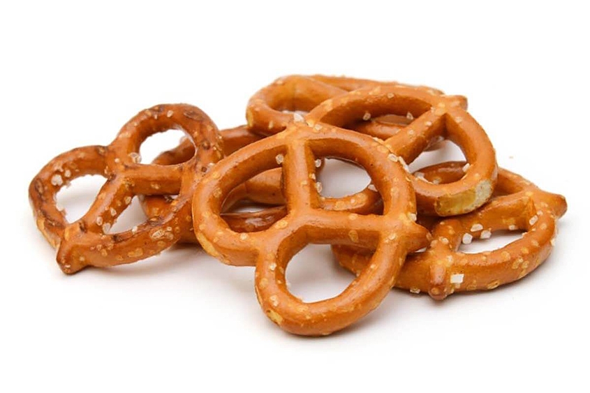 kleine, noch nicht verpackte Brezeln übereinandergelegt