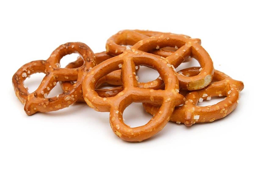 kleine, noch nicht verpackte Brezeln übereinandergelegt