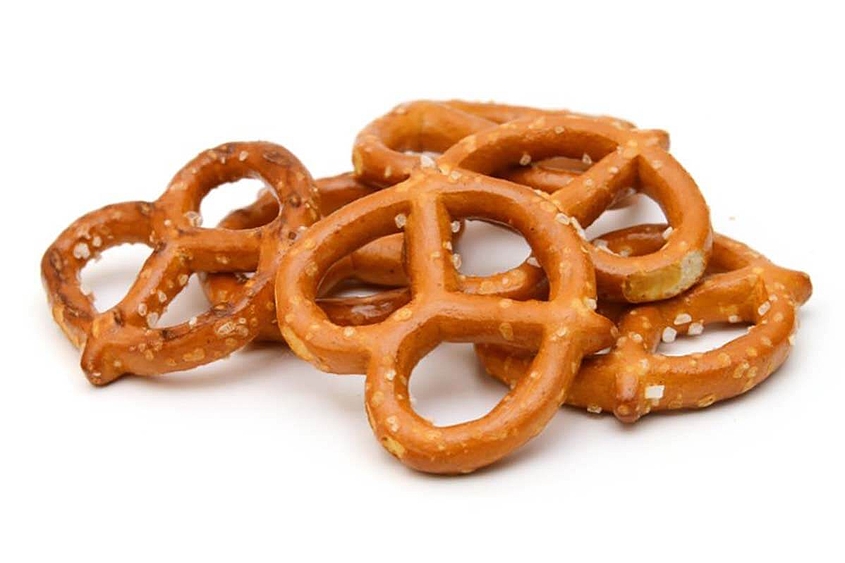 kleine, noch nicht verpackte Brezeln übereinandergelegt