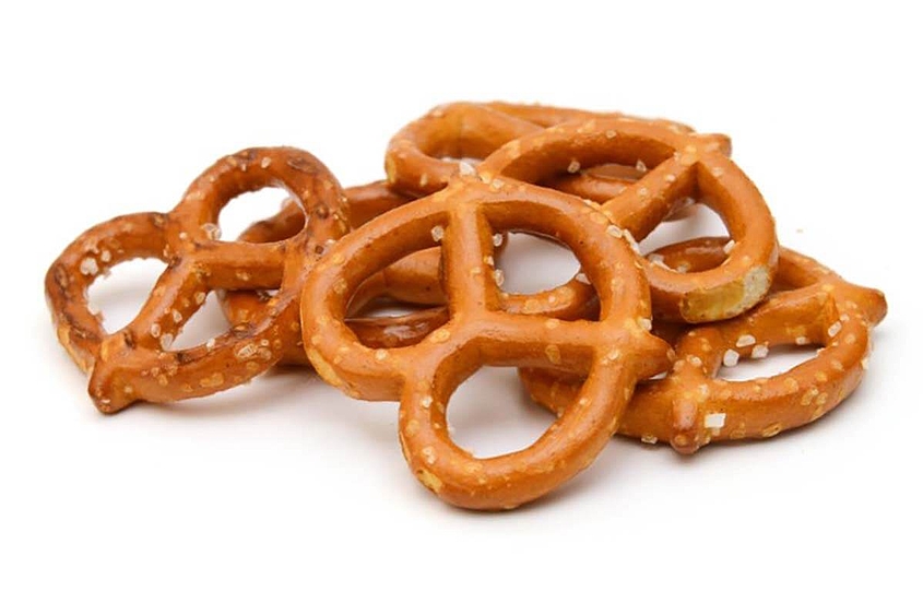 Verpackungssyteme für Snacks und Cracker kleine, noch nicht verpackte Brezeln übereinandergelegt