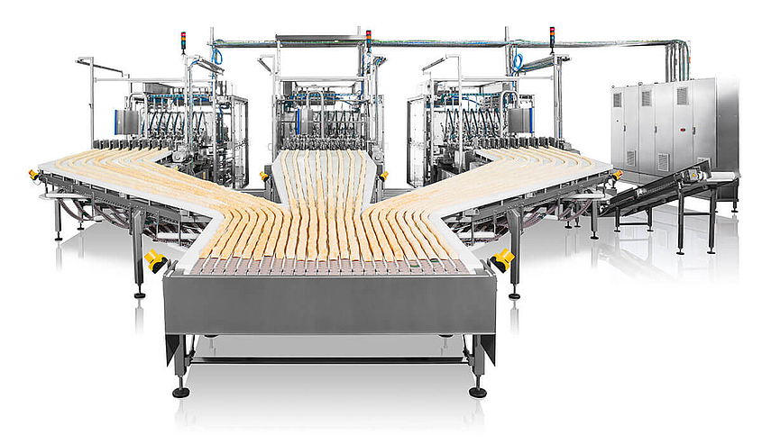 На нескольких дорожках штабелируемые чипсы сходятся в упаковочной машине для штабелируемых чипсов