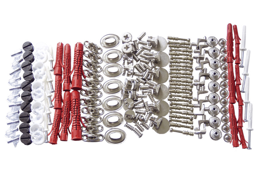 Noch nicht verpackte Schrauben, Dübel etc. aufgereiht nebeneinander