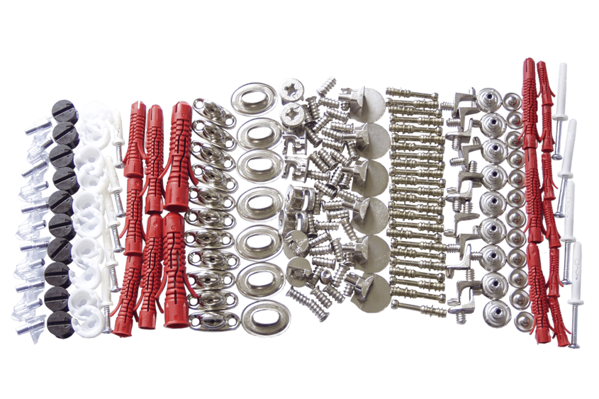 Noch nicht verpackte Schrauben, Dübel etc. aufgereiht nebeneinander