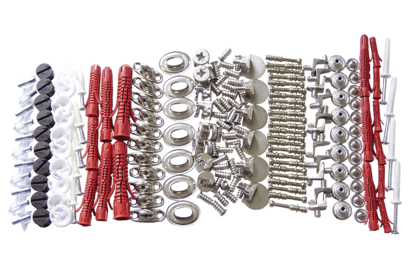 Noch nicht verpackte Schrauben, Dübel etc. aufgereiht nebeneinander