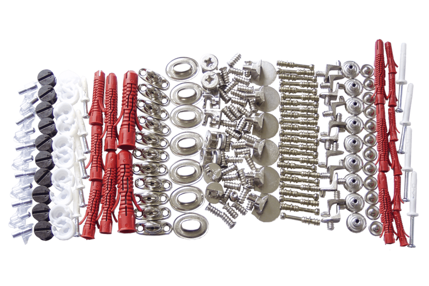 Noch nicht verpackte Schrauben, Dübel etc. aufgereiht nebeneinander