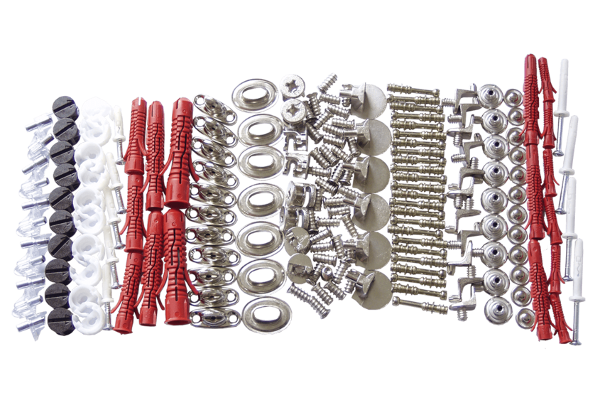 Noch nicht verpackte Schrauben, Dübel etc. aufgereiht nebeneinander