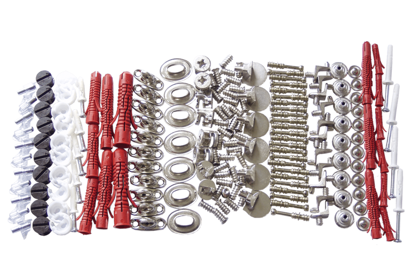 Noch nicht verpackte Schrauben, Dübel etc. aufgereiht nebeneinander