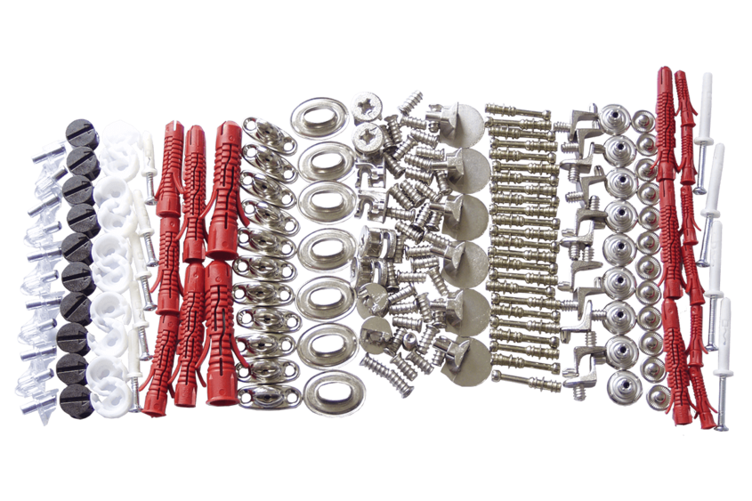 Noch nicht verpackte Schrauben, Dübel etc. aufgereiht nebeneinander