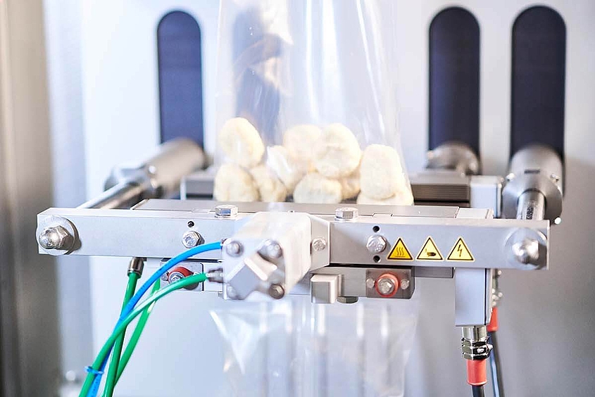 Envasado vertical para alimentos congelados Los productos alimenticios congelados se envasan mediante máquinas en bolsas verticales de llenado y sellado.