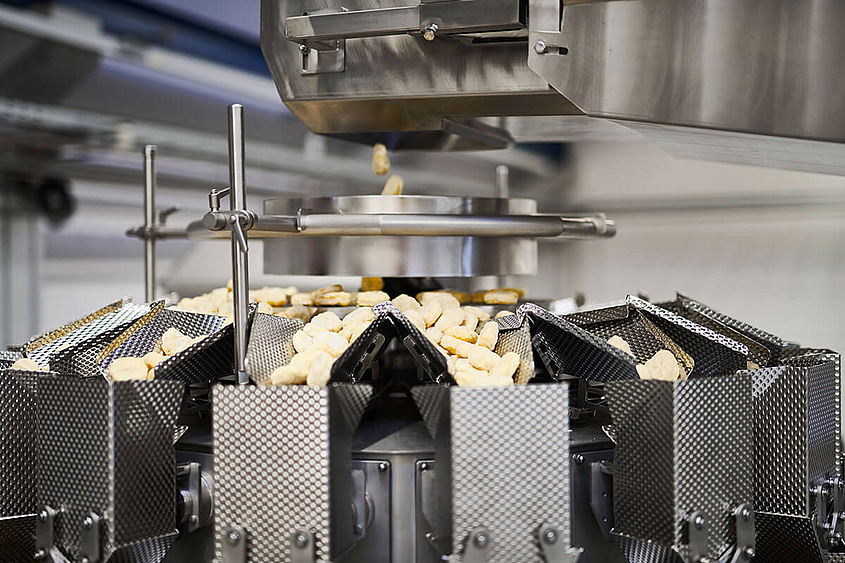 Ausschnitt einer Mehrkopfwaage mit Nuggets befüllt