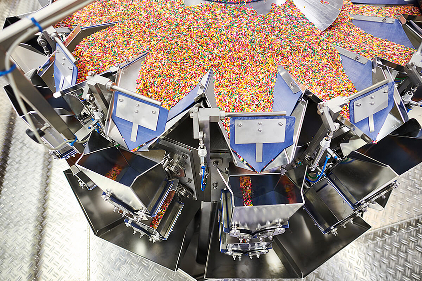 Pesadora multicabezal para confitería Los dulces masticables pasan por una pesadora multicabezal