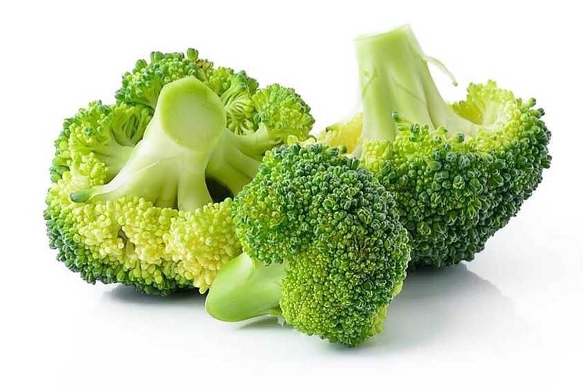 Sistema de envasado para alimentos frescos y congelados de Hastamat Hastamat envasa productos alimentarios como el brécol.