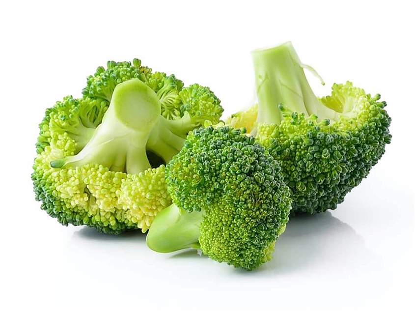 Sistema de envasado para alimentos frescos y congelados de Hastamat Hastamat envasa productos alimentarios como el brécol.