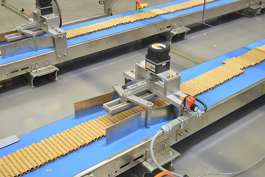 Envasadora con cinta transportadora para barritas Sticks uno tras otro en la cinta transportadora del sistema de alimentación, distribución y almacenamiento intermedio