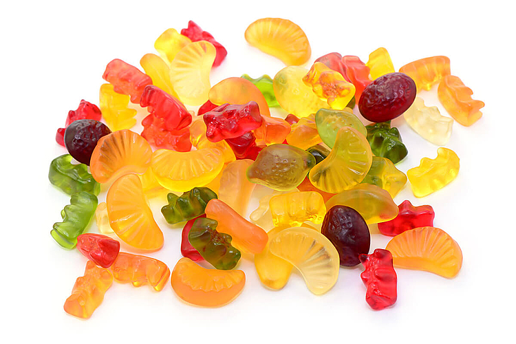 Coloridos dulces rellenos en un tarro