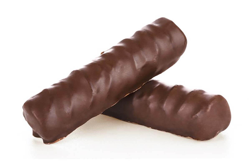 Zwei Schokoladenriegel liegen aufeinander ohne Verpackung