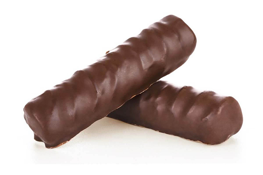 Zwei Schokoladenriegel liegen aufeinander ohne Verpackung