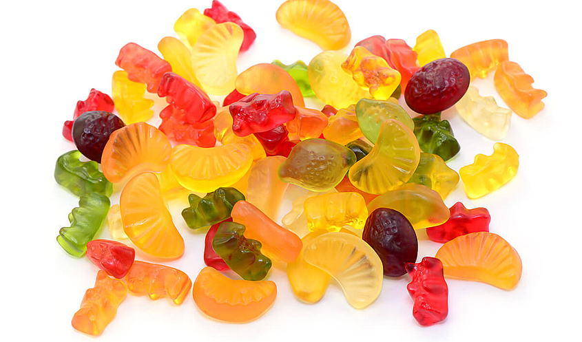 Fruchtgummi und Gummibärchen liegen auf einem Haufen ohne Verpackung