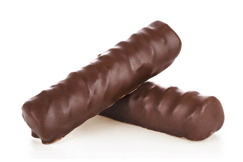 Zwei Schokoladenriegel liegen aufeinander ohne Verpackung