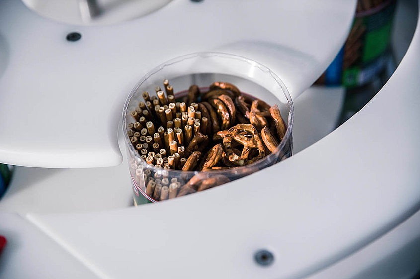 Salzstangen und Salzbrezeln in einer Maschine in einer Dosenverpackung