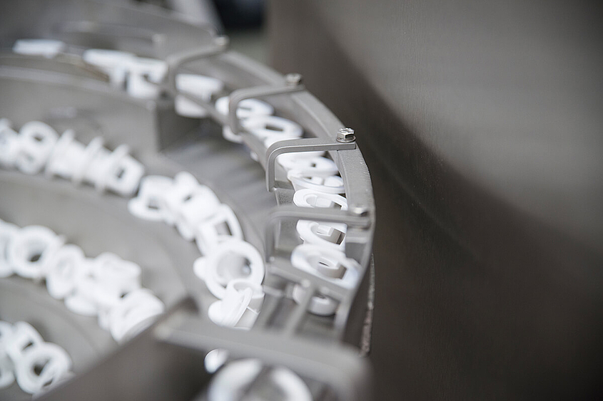 Kleine Plastikteile laufen durch ein Verteilsystem