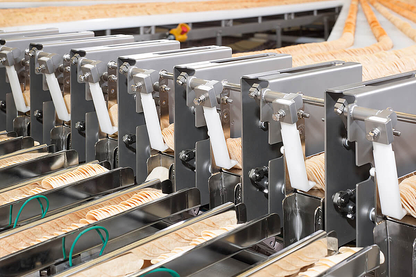 Dosificadora de virutas apilables Las virutas apilables se transfieren a cintas de pesaje en la máquina de virutas apilables