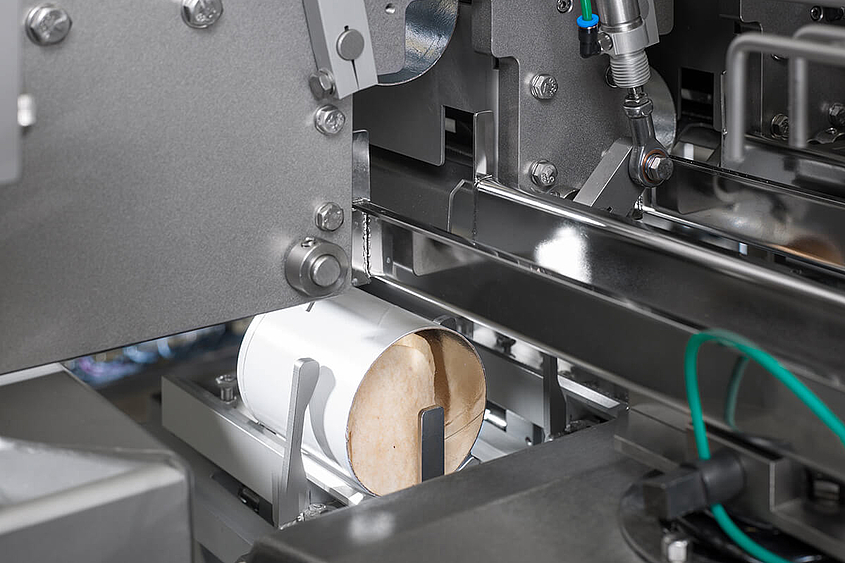 Sistema de envasado para llenar envases apilables de patatas fritas Envasado de chips apilables en una línea Hastamat