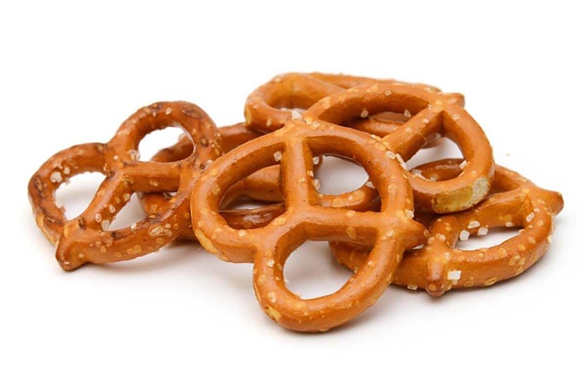 Sistemas de envasado para aperitivos y galletas Pretzels pequeños, aún sin envasar, colocados unos encima de otros