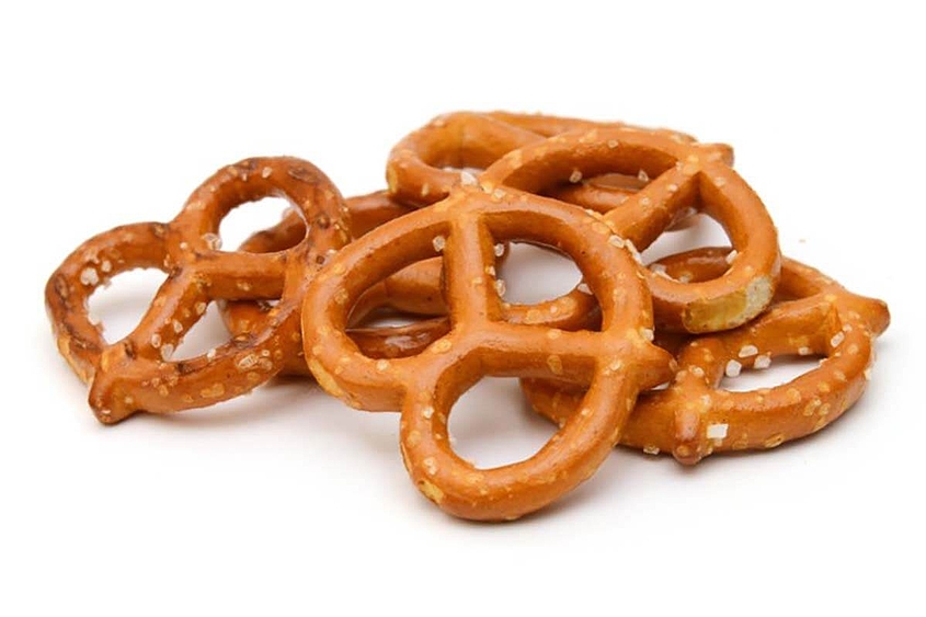 Systèmes d'emballage pour snacks et crackers Petits bretzels, pas encore emballés, placés les uns sur les autres