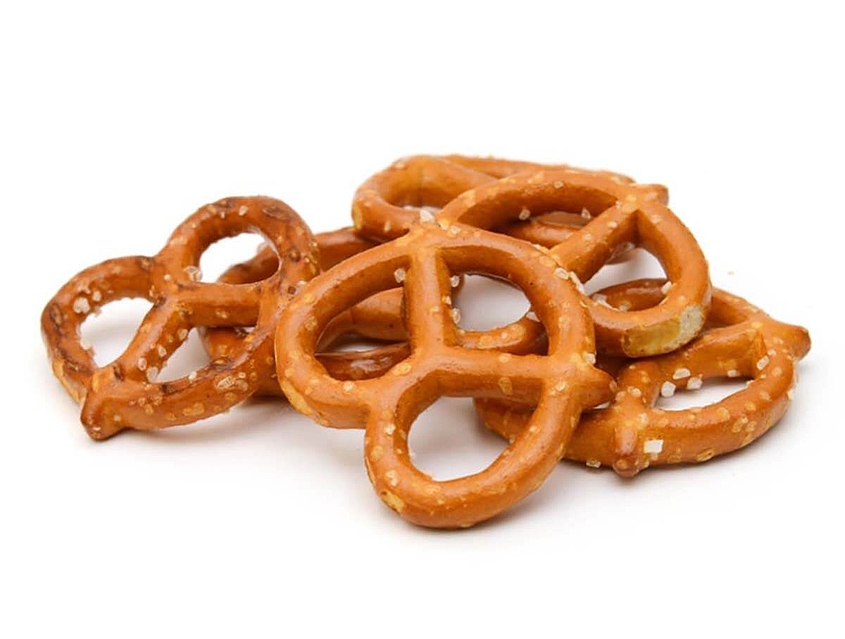 Sistemas de envasado para aperitivos y galletas Pretzels pequeños, aún sin envasar, colocados unos encima de otros