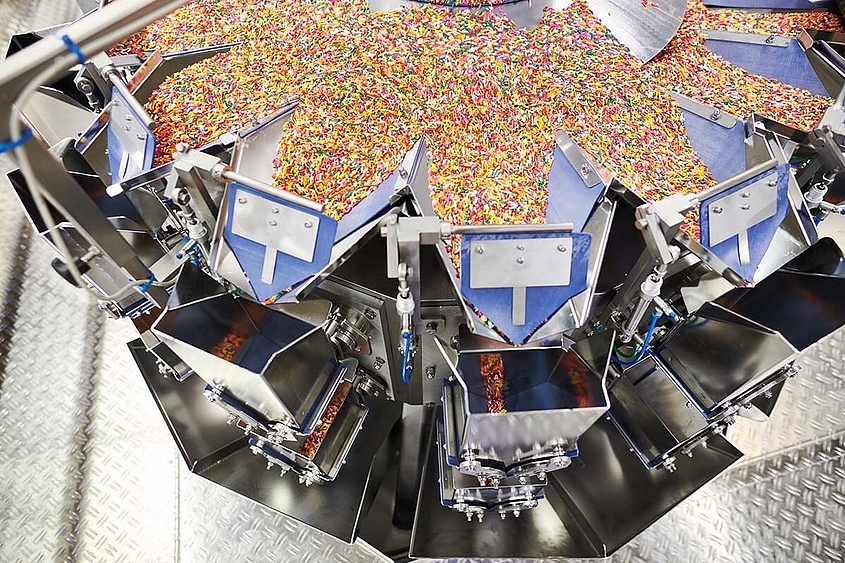 Süßwaren wie Kaubonbons laufen durch eine Mehrkopfwaage